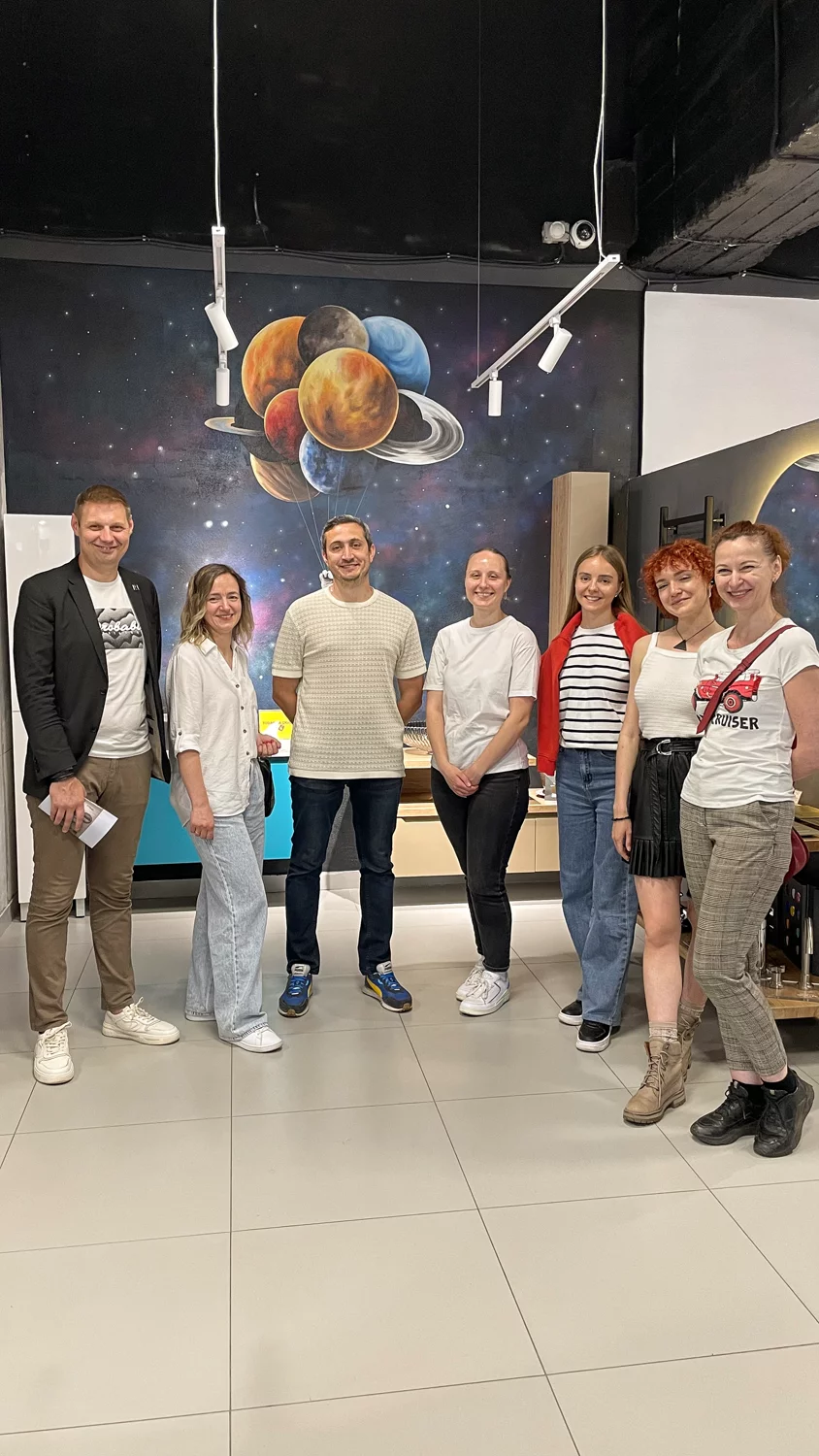 Дизайнер - художник, который создает облик различных объектов, воплощая в жизнь визуальные задумки.